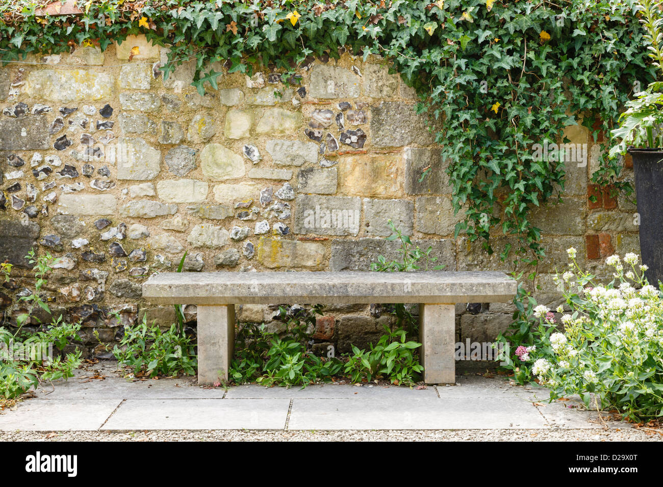 Old english garden wall hi-res stock photography and images - Alamy