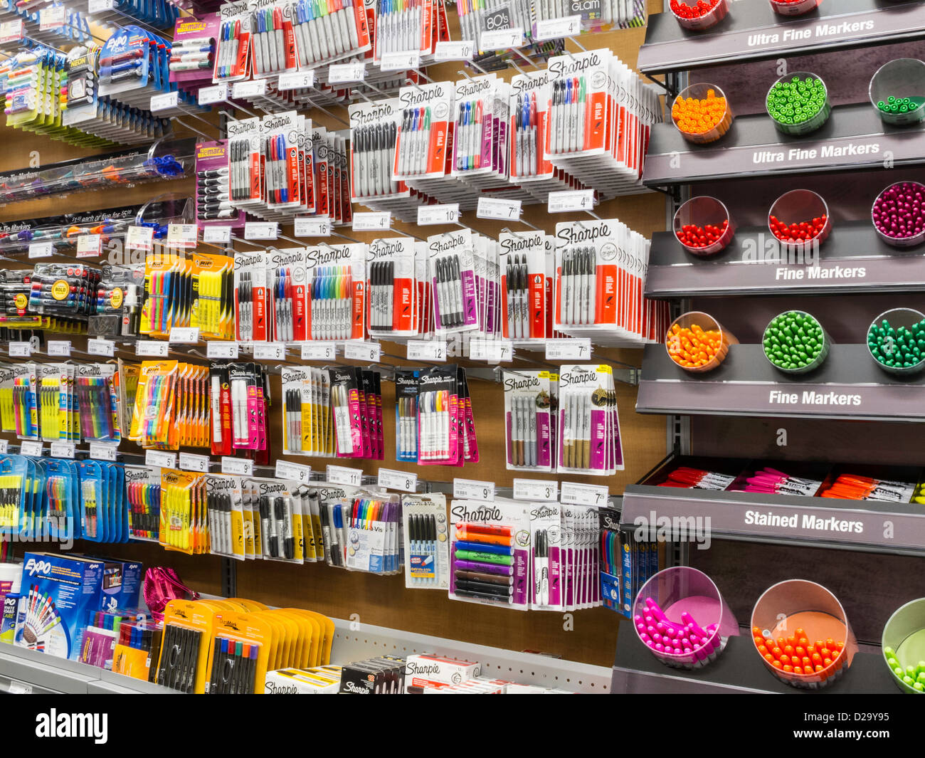 Staples store hi-res stock photography and images - Alamy