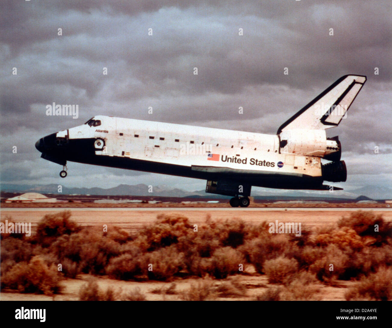 The Space Shuttle Touches Down At Edwards Air Force Base Stock Photo