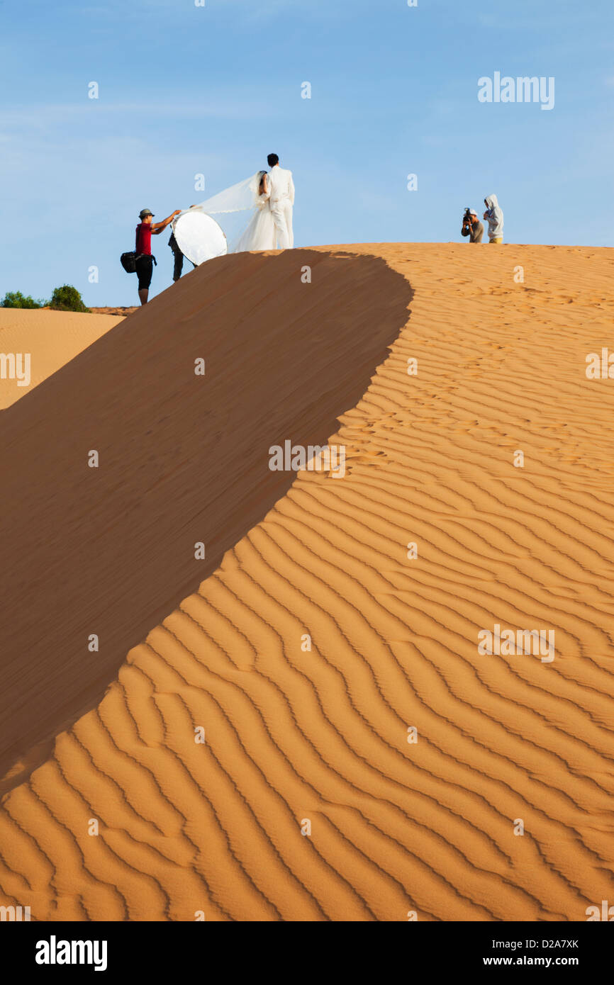 https://c8.alamy.com/comp/D2A7XK/vietnam-mui-ne-sand-dunes-and-wedding-couple-D2A7XK.jpg