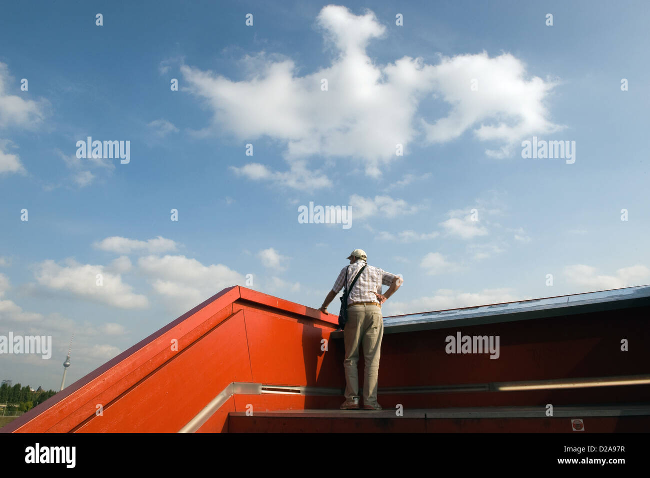 berlin-germany-viewing-platform-outside-the-station-stock-photo-alamy