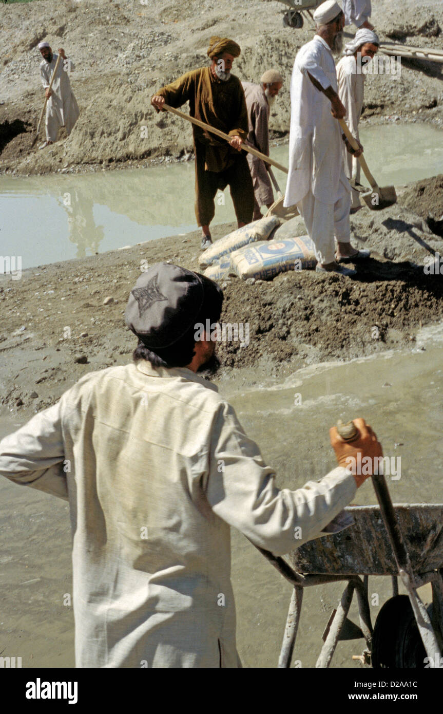 Afghanistan, Dam Lugar, Afghan Men At Work Stock Photo