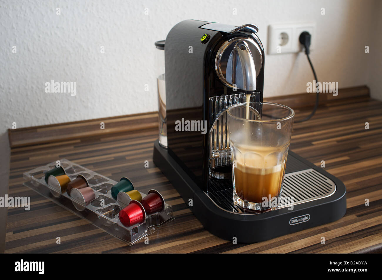 Nespresso De'Longhi con macchina per il caffè Foto stock - Alamy