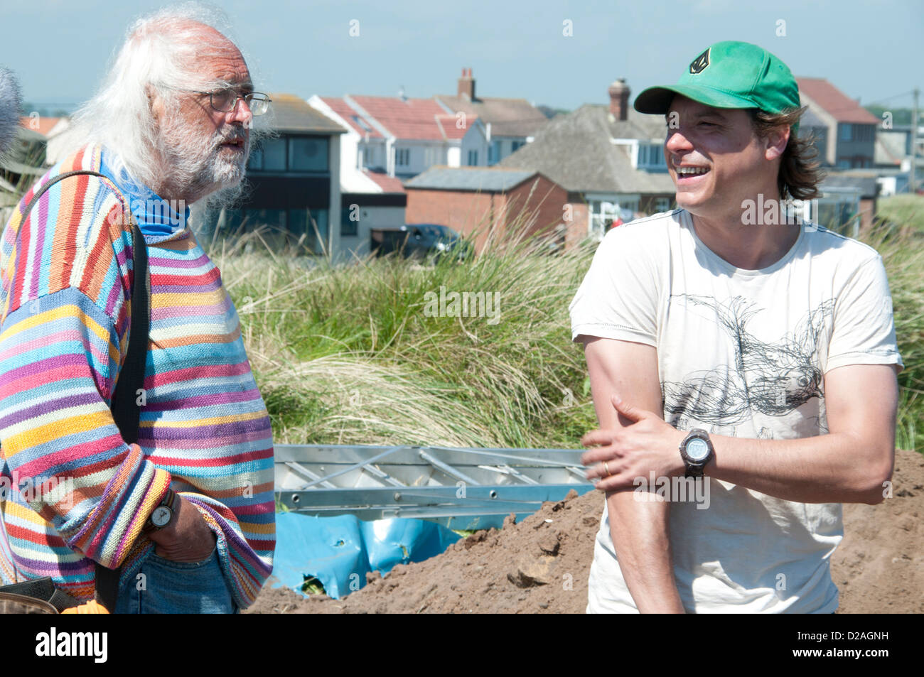 Mick Aston left with a one of the archeology team whilst on a dig at Beadnell, Northumberland for 'Time Team' Stock Photo