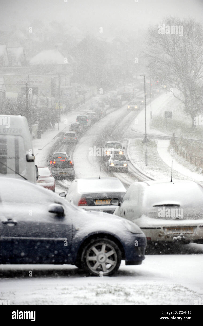 Brighton Sussex UK. 18 January 2013 - Gridlock on the roads at Woodingdean near Brighton this morning in the snow Stock Photo