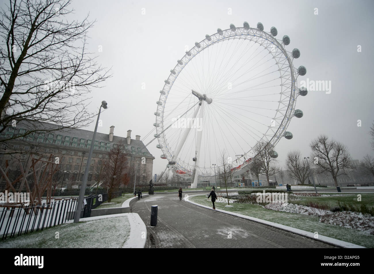 London, UK. 18/01/13. Snow starting to fall in Central London on the South Bank at the London Eye on Friday morning. An amber severe weather warning was announced for London and the SE of England. Stock Photo
