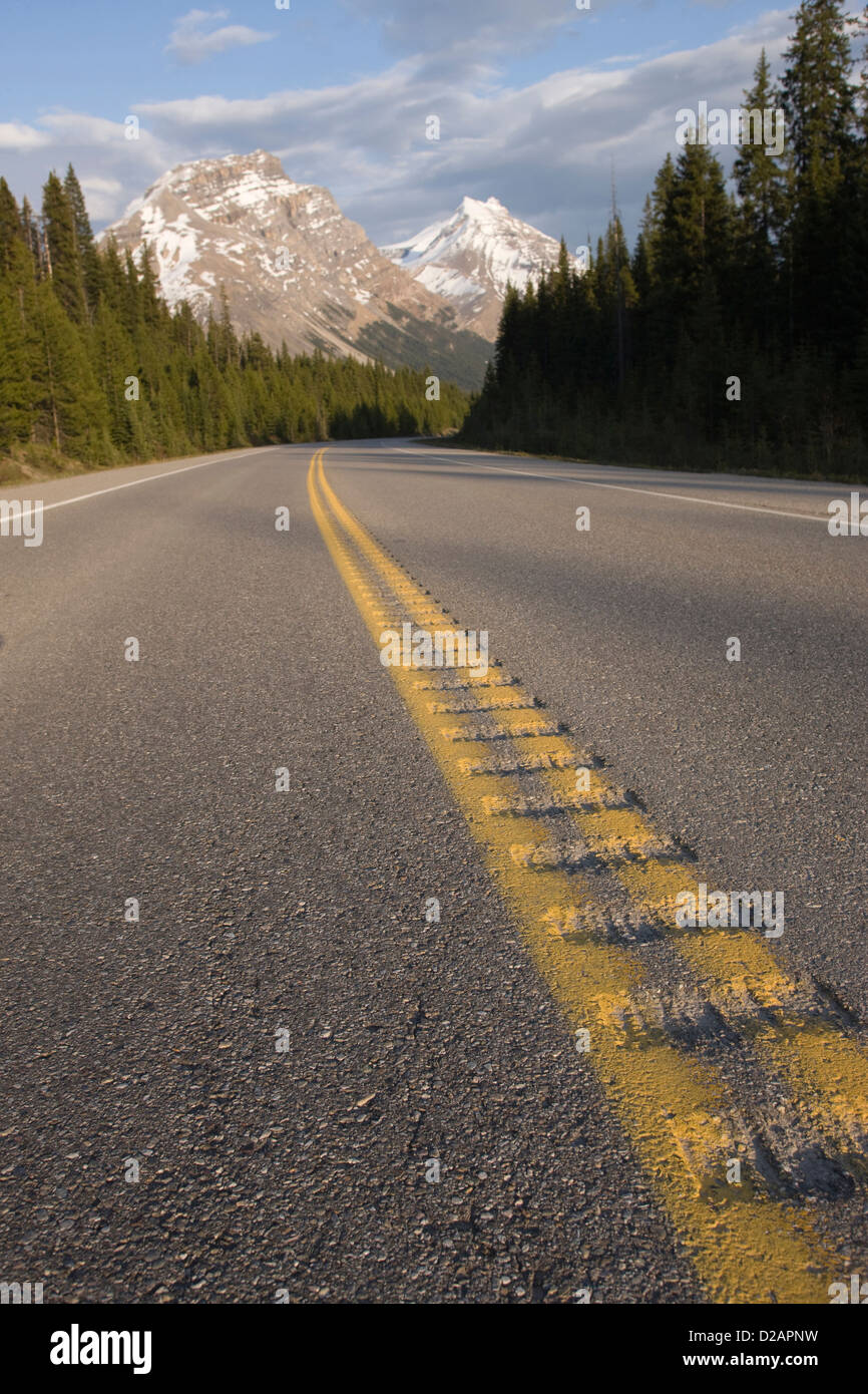Double yellow lines parkway hi-res stock photography and images - Alamy