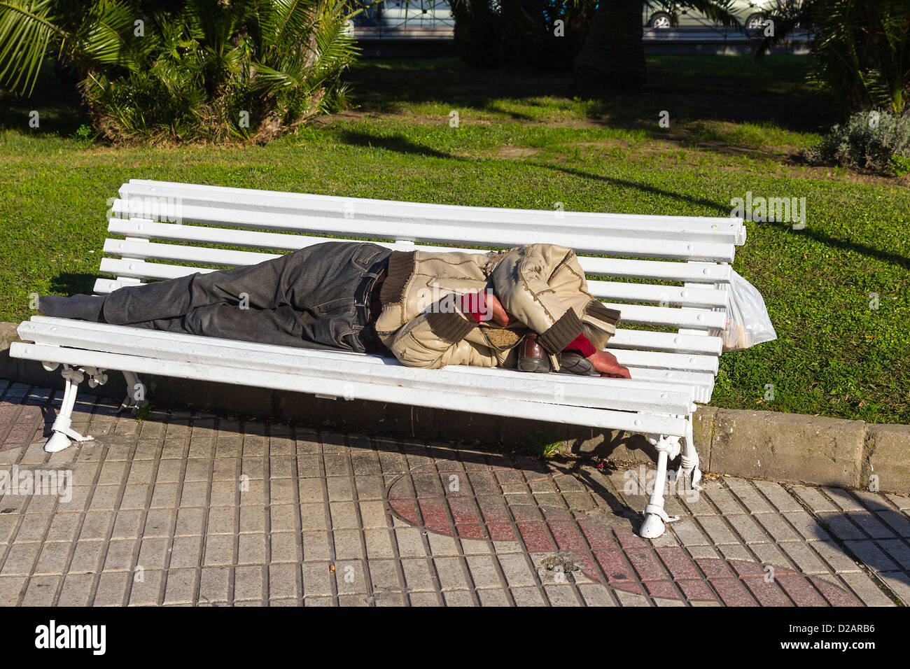 Man asleep on park bench hi-res stock photography and images - Alamy