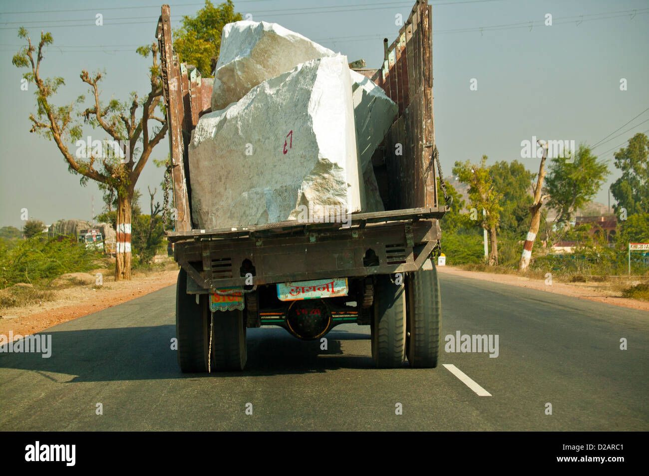 LORRY IN INDIA CARRYING MARBLE FROM THE MAKRANA QUARRIES THAT BUILT THE TAJ MAHAL IN AGRA Stock Photo