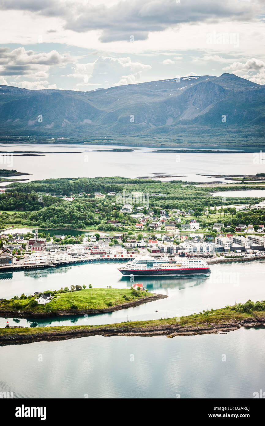 Village and its natural harbor hi-res stock photography and images - Alamy