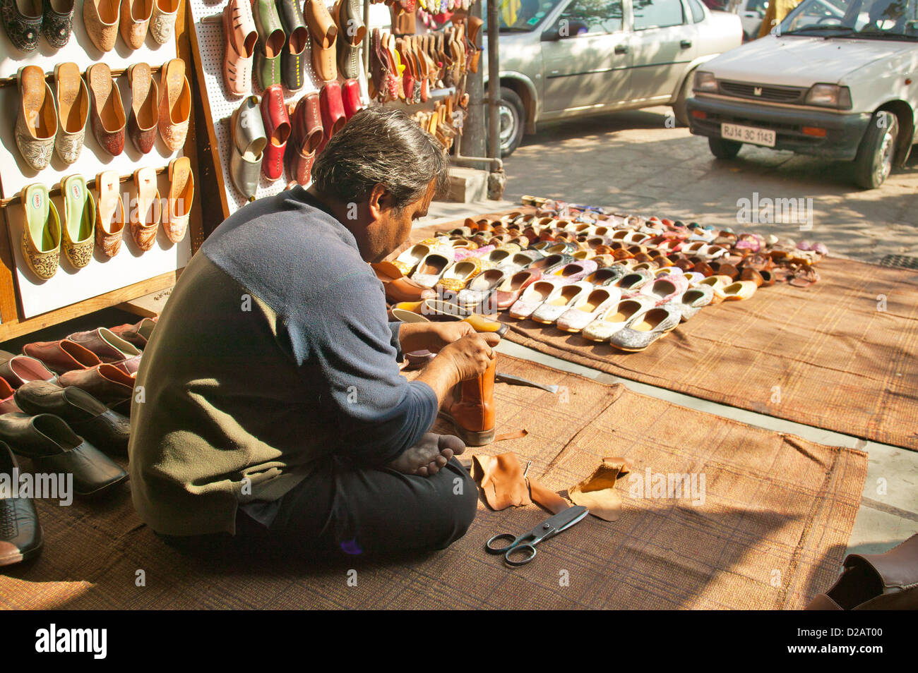 OPEN AIR SHOEMAKER IN JAIPUR RAJASTHAN INDIA Stock Photo