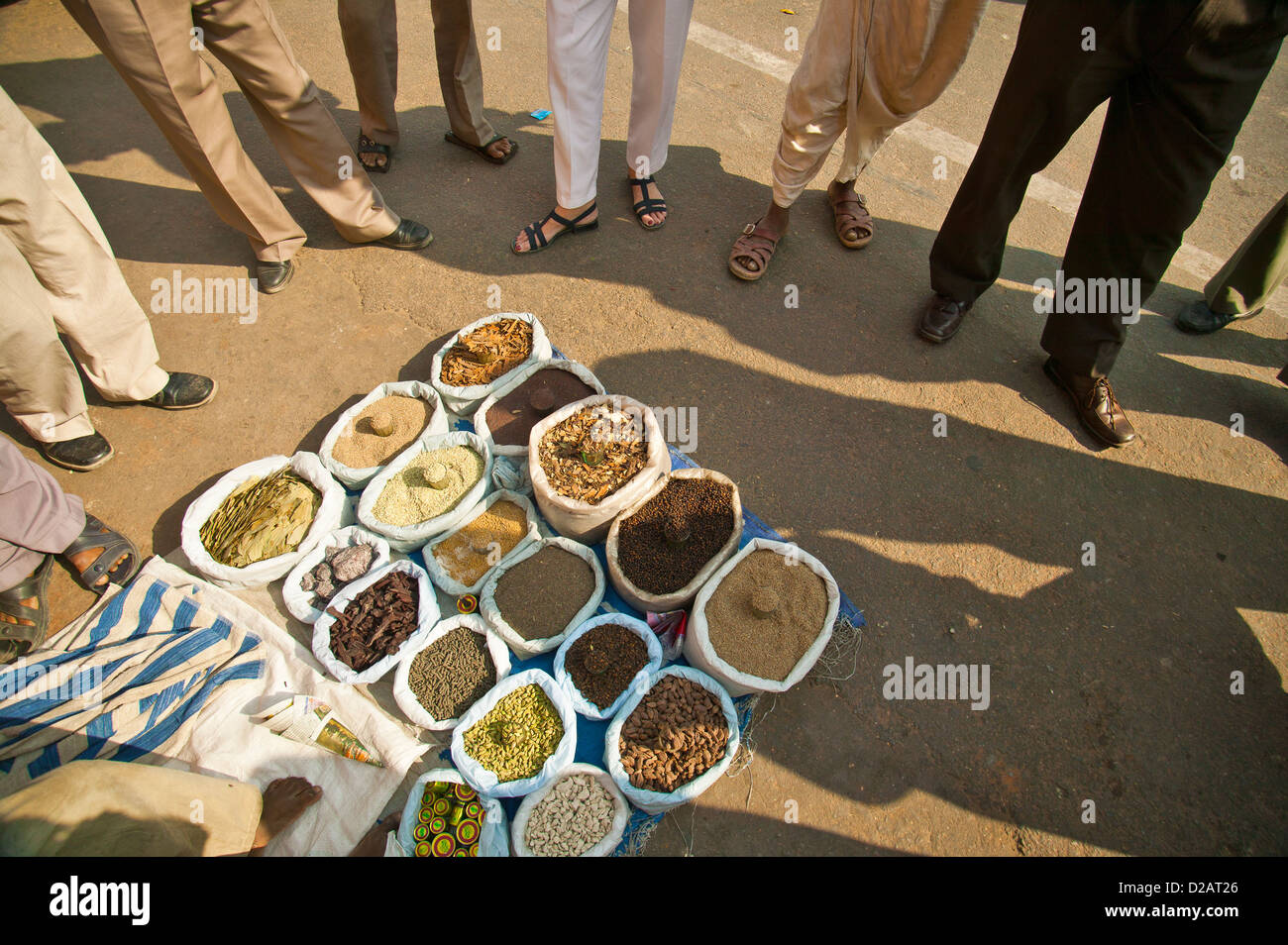 SPICES FOR SALE IN JAIPUR AND SPECTATORS WAITING TO BUY Stock Photo