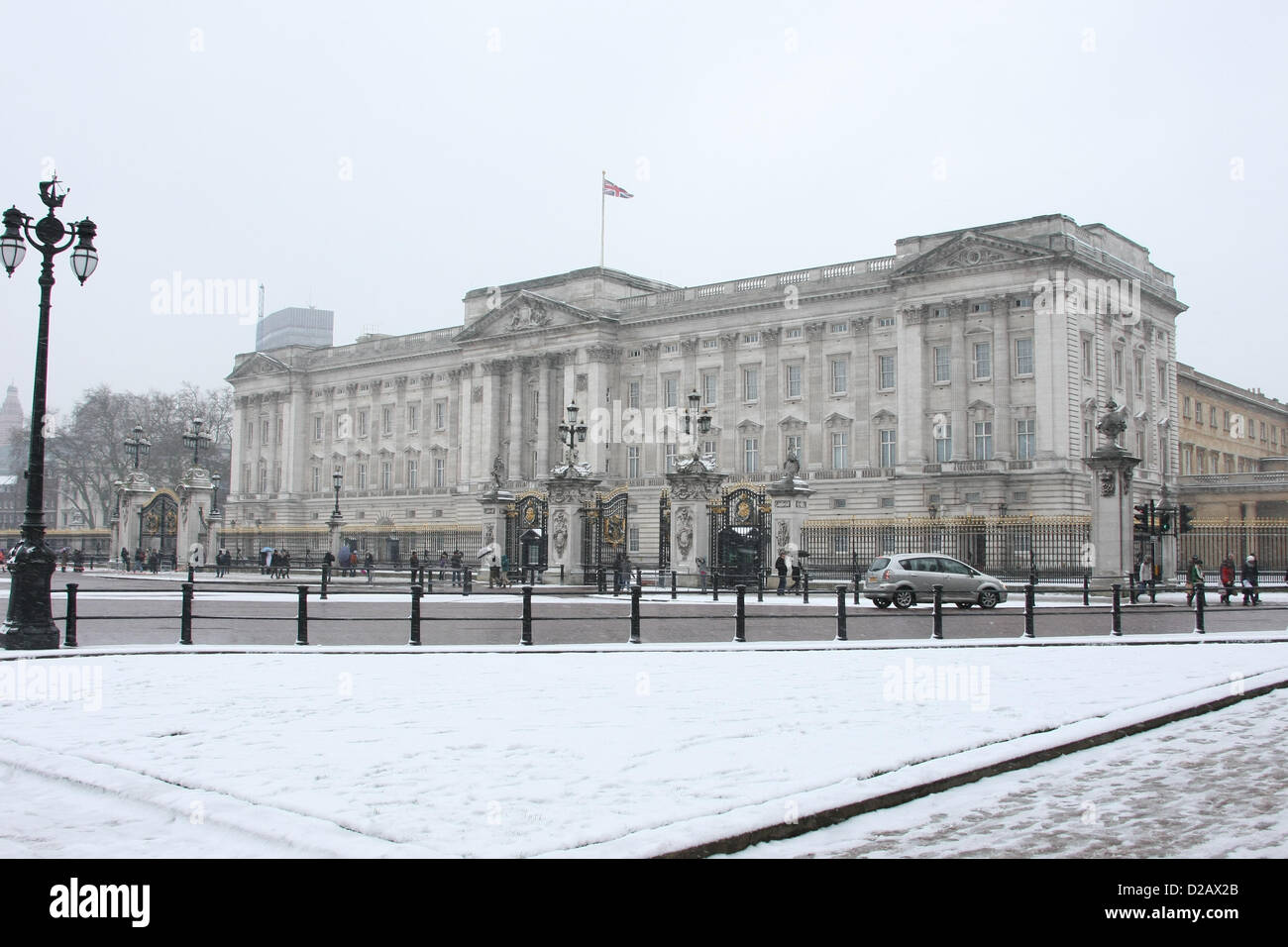 BUCKINGHAM PALACE IN THE SNOW GENERAL SNOW VIEWS AROUND LONDON LONDON ENGLAND UK 18 January 2013 Stock Photo