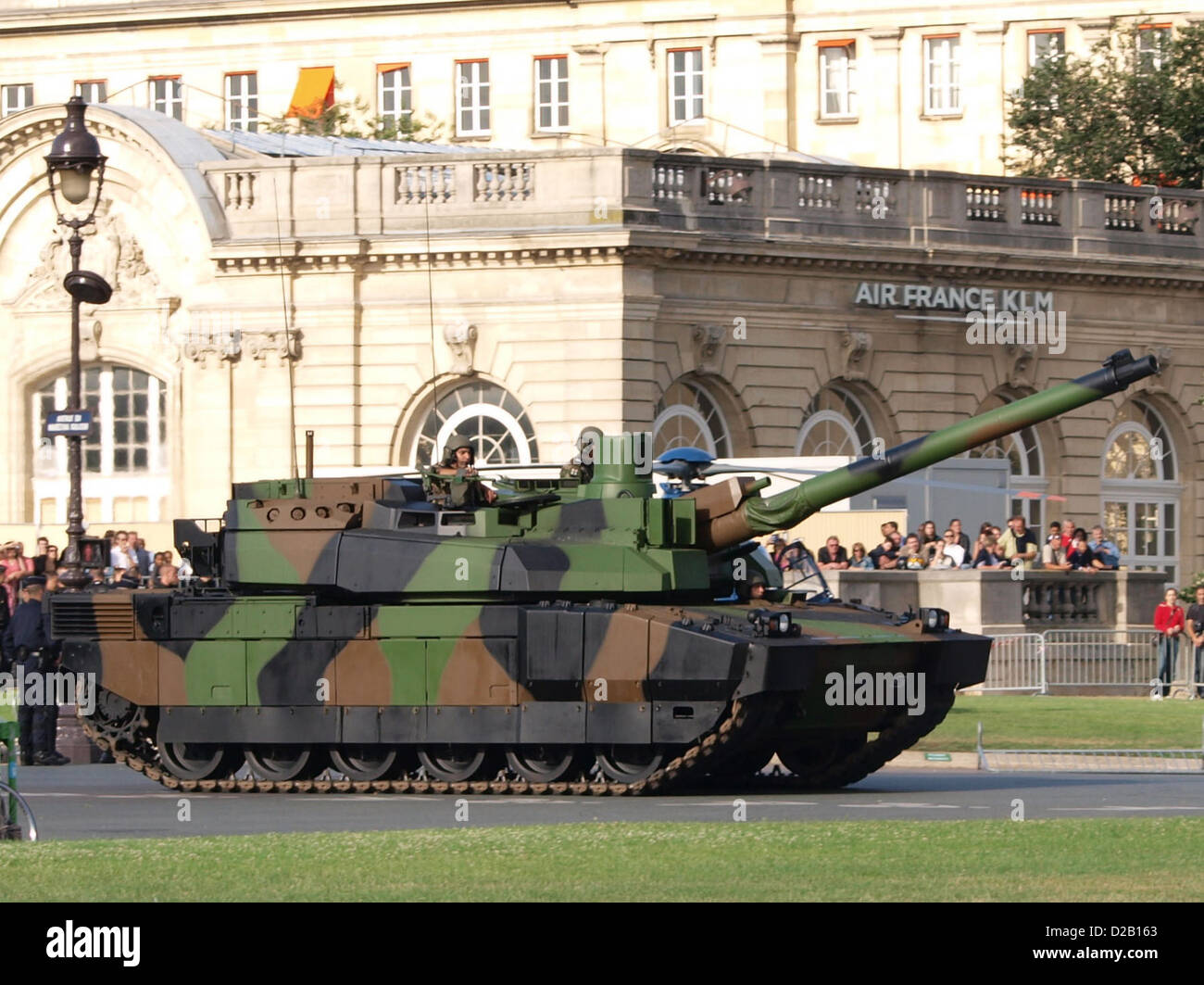 Forhandle komfort Twisted LeClerc MBT tank military parade Champs Elysees Stock Photo - Alamy