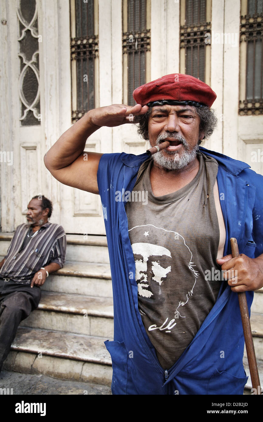 Havana, Cuba, a street sweeper with a Che shirt, cigar and red salutes Baskenmuetze Stock Photo