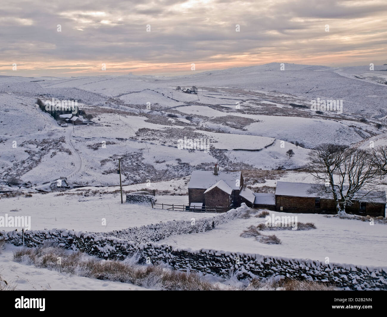 farmhouse and moorlands in winter near Flash, Quarnford Stock Photo