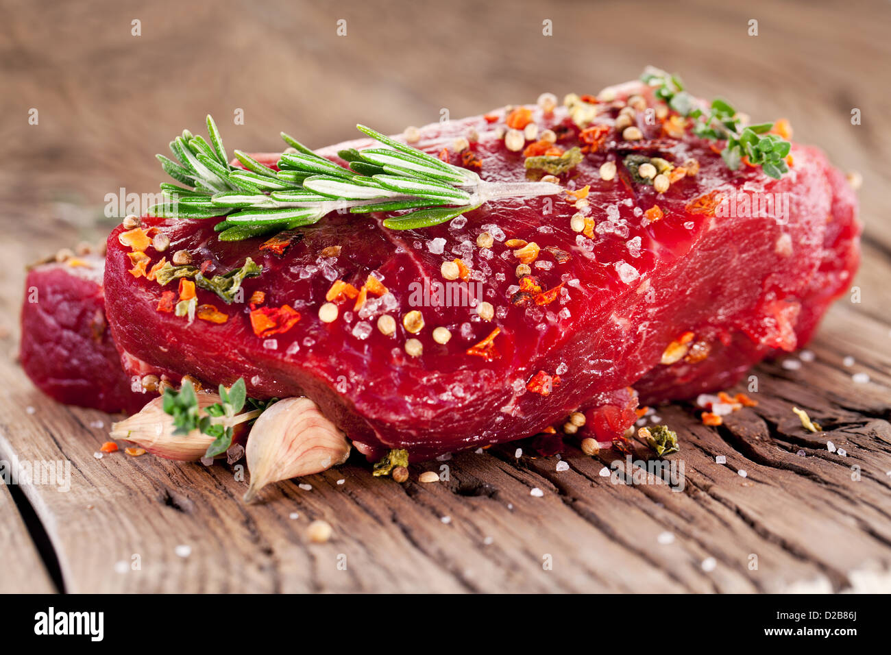 Можно ли кормящей говядину. Красное мясо на черном фоне. Говядина с ягодами. Австралии говядина.