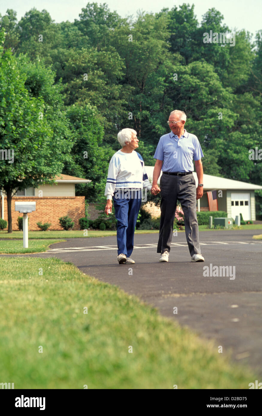 Elderly couple walking hi-res stock photography and images - Alamy