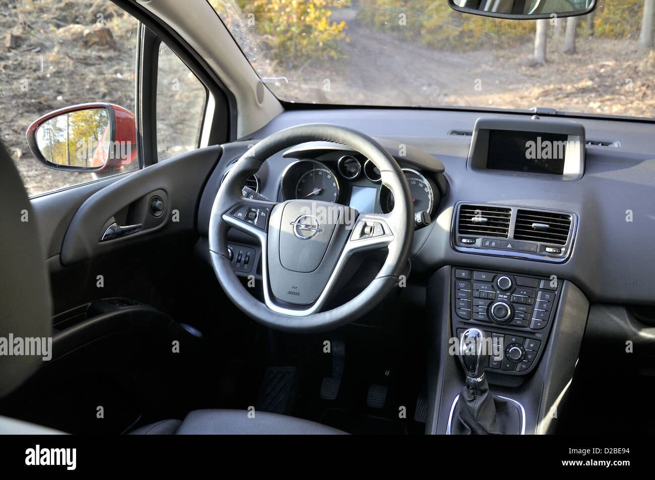 Opel Meriva 1.7 CDTi, année modèle 2007, d'argent, la conduite, la  diagonale de l'arrière, vue arrière, country road Photo Stock - Alamy