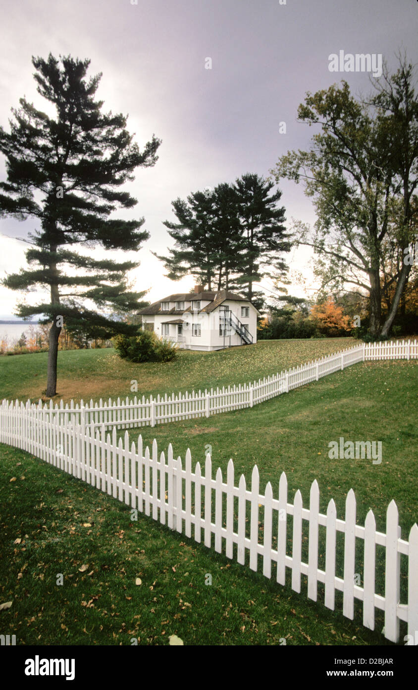 New York, Westport. White Picket Fence At Westport Yacht Club, Old Arsenal Rd. Stock Photo
