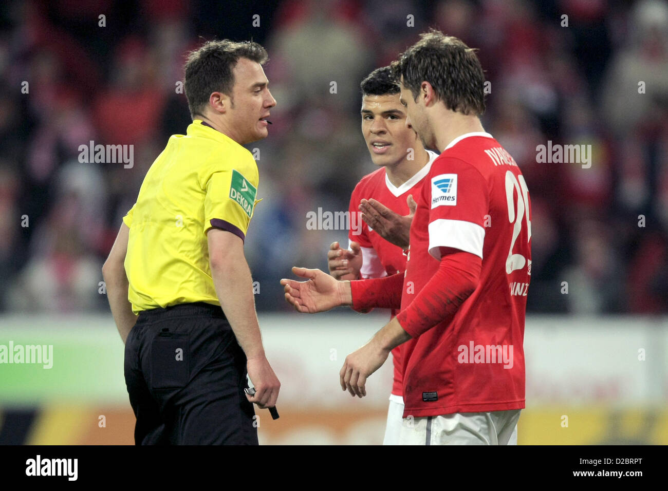 Mainz's Shawn Parker (C) and Andreas Ivanschitz (R) discuss with
