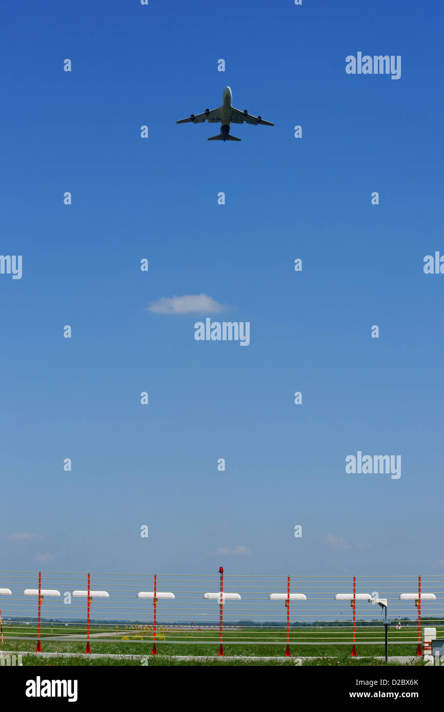 Aircraft take off hi-res stock photography and images - Alamy