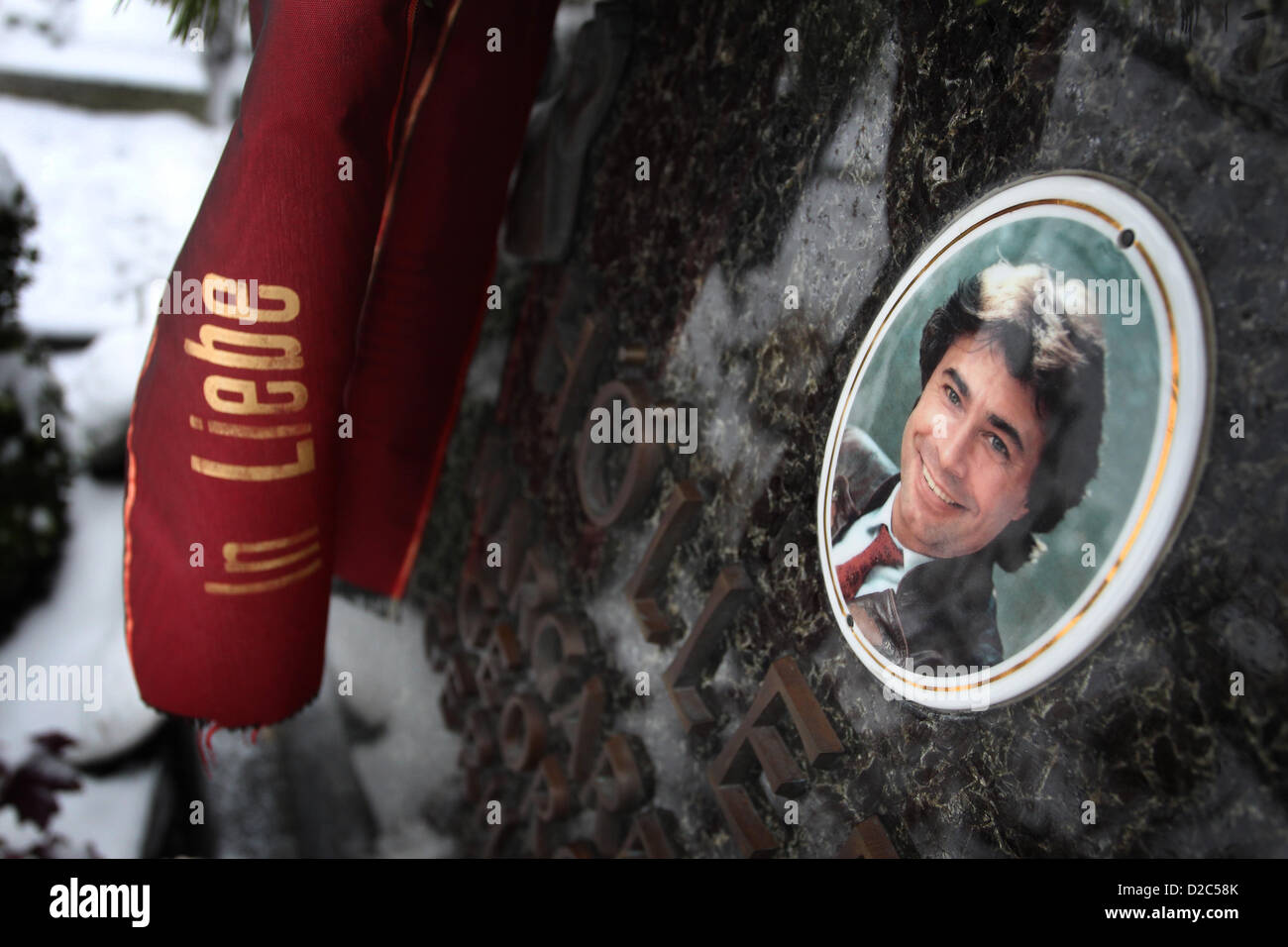 Das Grab Des 1991 Verstorbenen Schlagersangers Gerd Hollerich Stock Photo Alamy