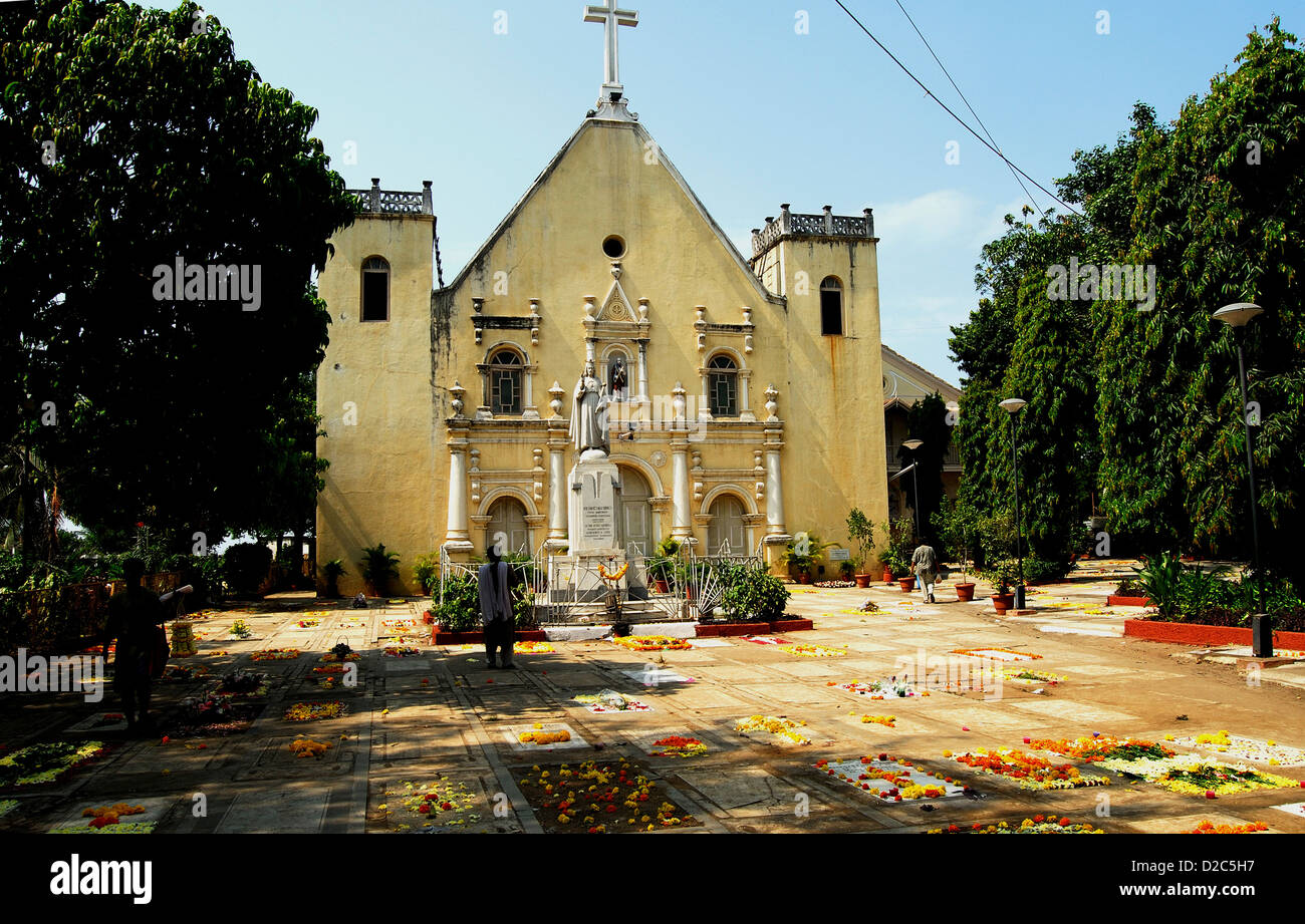 All Souls Day, Graves Decorated With Flowers And Burning Candles. Andrews Church, Bombay Mumbai, Maharashtra, India Stock Photo
