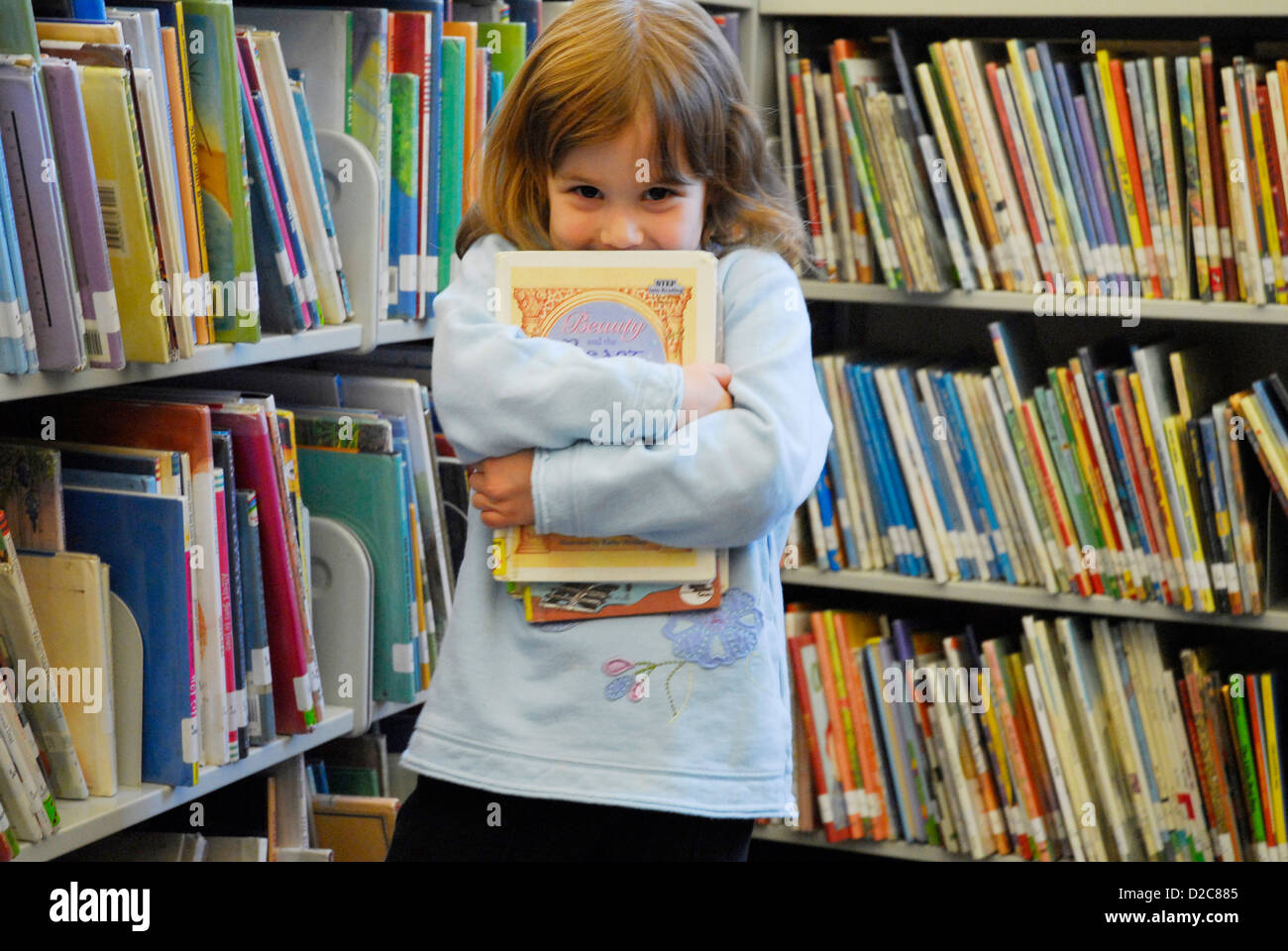 Children in library hi-res stock photography and images - Alamy