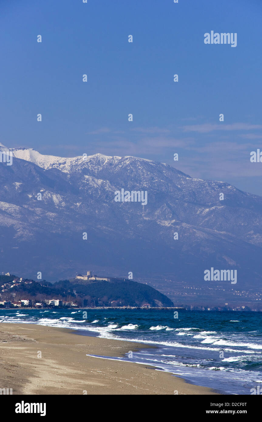 Beach of Nei Pori with the Venetian Castle of Platamonas and Mount Olympus in the background (Pieria, Macedonia, Greece, Europe) Stock Photo