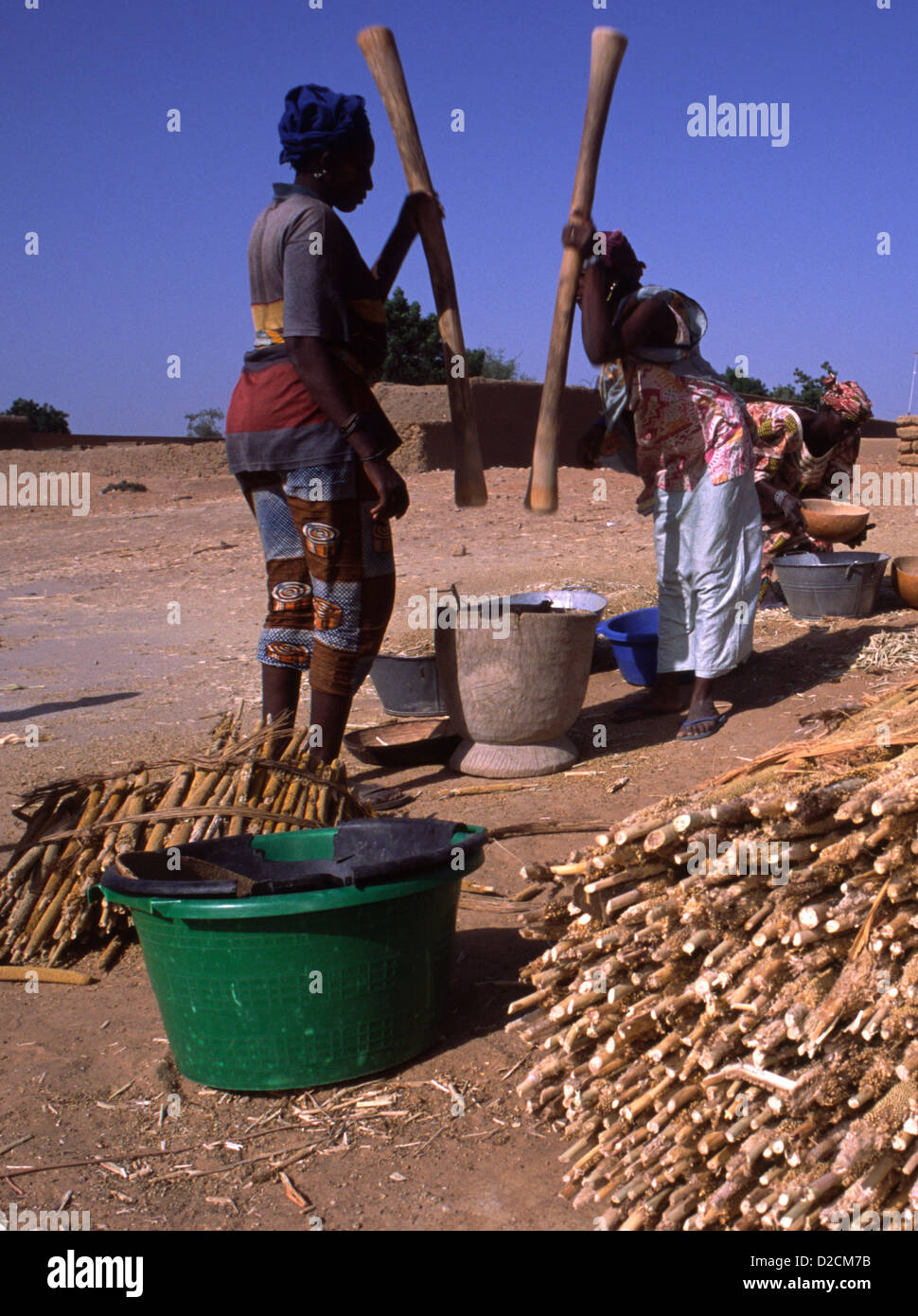 Women pounding and crushing the millet on the Dogon Plateau in Mali West Africa. Stock Photo