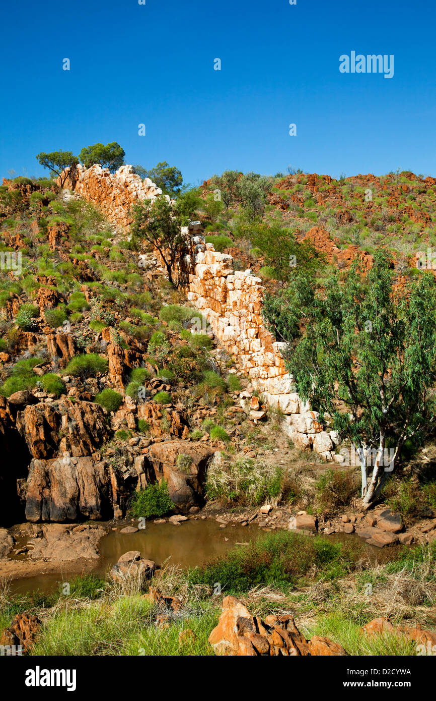 China Wall, a naturally formed quartz stone wall near Halls Creek, Western Australia Stock Photo