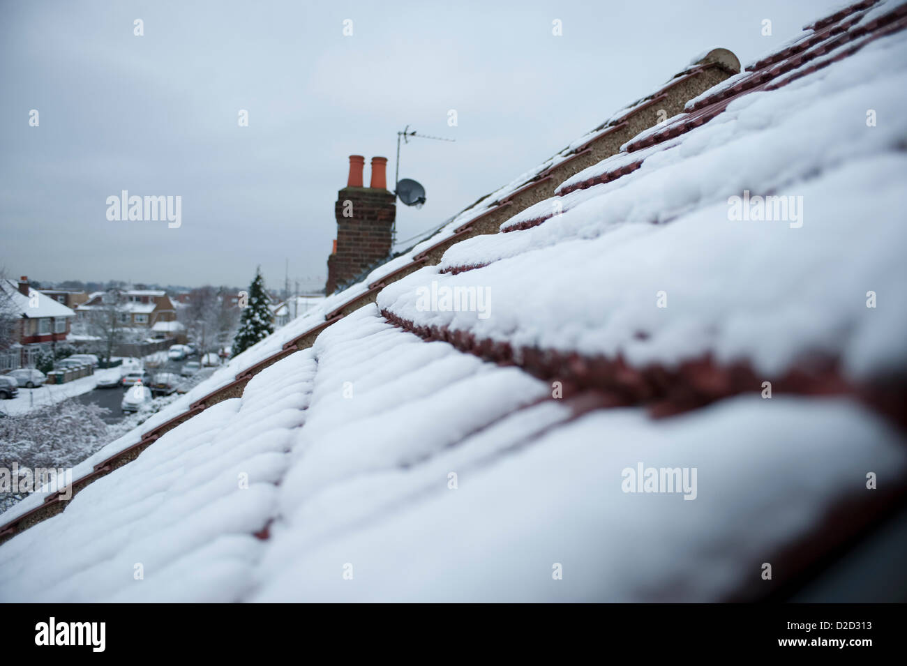 South West London, UK. 21/1/13. After sustained snowfall on Sunday, a blanket of snow covers the SW London suburbs at the start of the working week Stock Photo