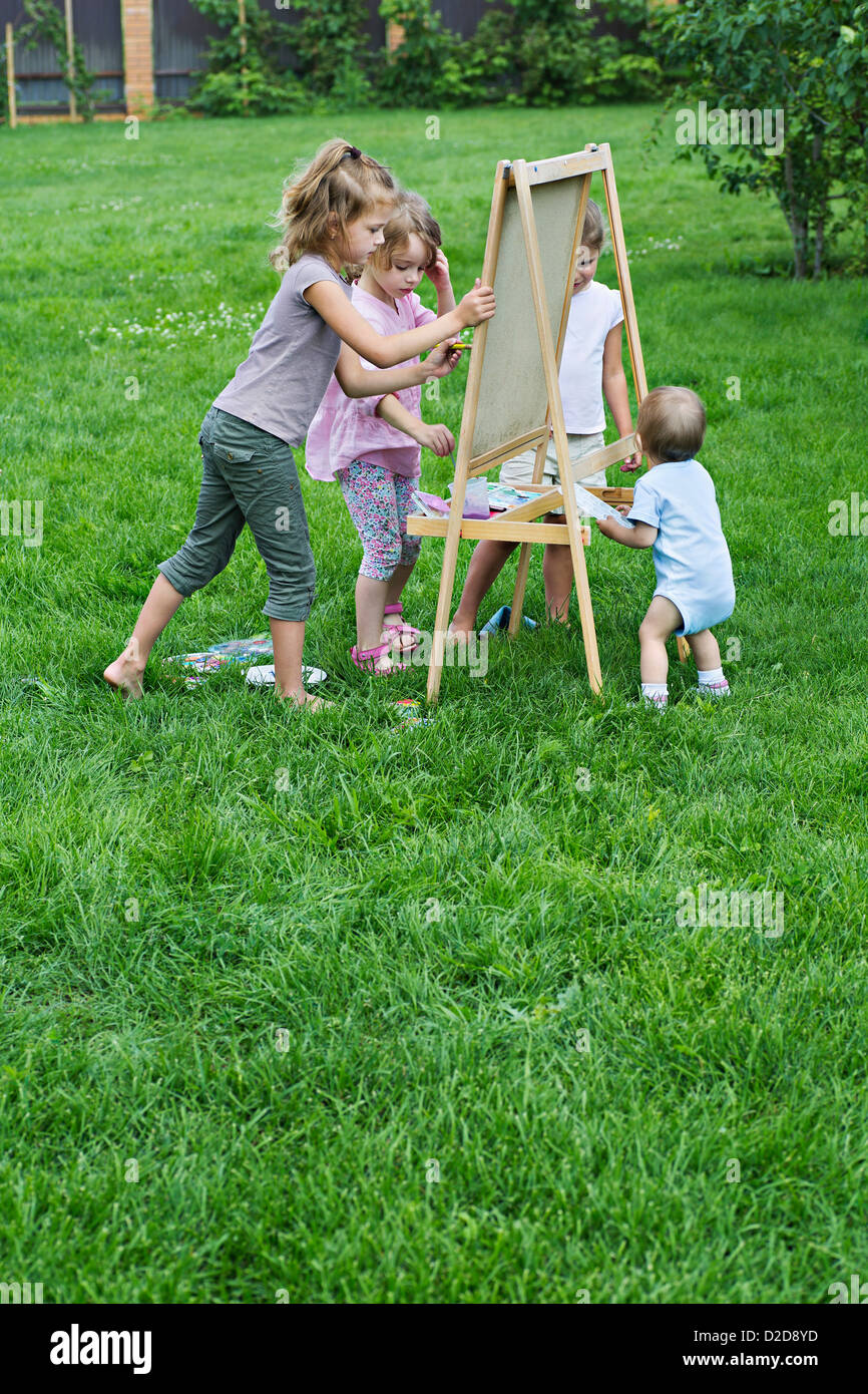 Young children painting hi-res stock photography and images - Alamy