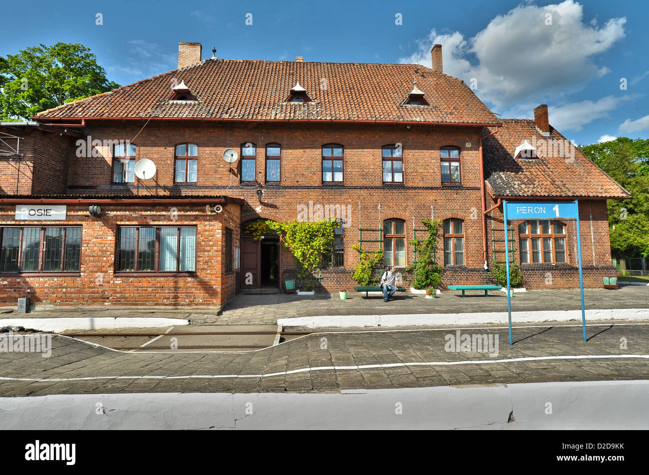 Railroad station platform hi-res stock photography and images - Alamy