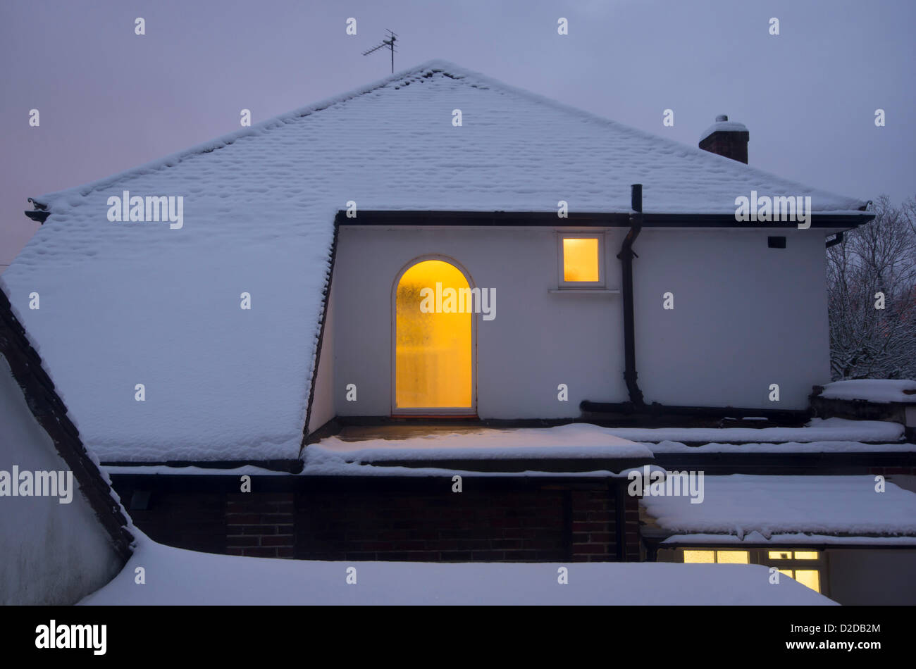 Surrey, UK. 21st January 2013. A house is seen covered in thick snow at dawn Stock Photo
