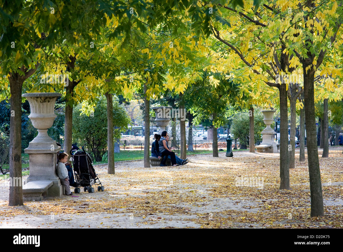 Avenue Of Trees In The Garden Of The Parc Du Champ De Mars Paris Stock Photo Alamy