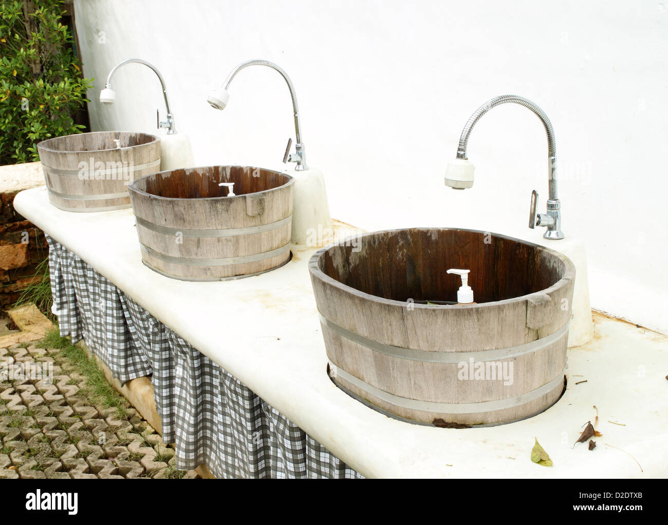 wood sinks and taps outdoor Stock Photo Alamy
