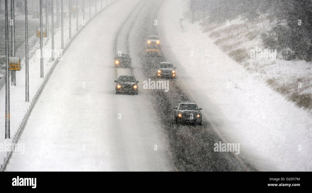 DRIVERS ON THE M6 TOLL ROAD MOTORWAY NEAR CANNOCK STAFFS IN SNOW BLIZZARD ICY CONDITIONS ICE BAD VISIBILITY POOR WINTER WEATHER Stock Photo