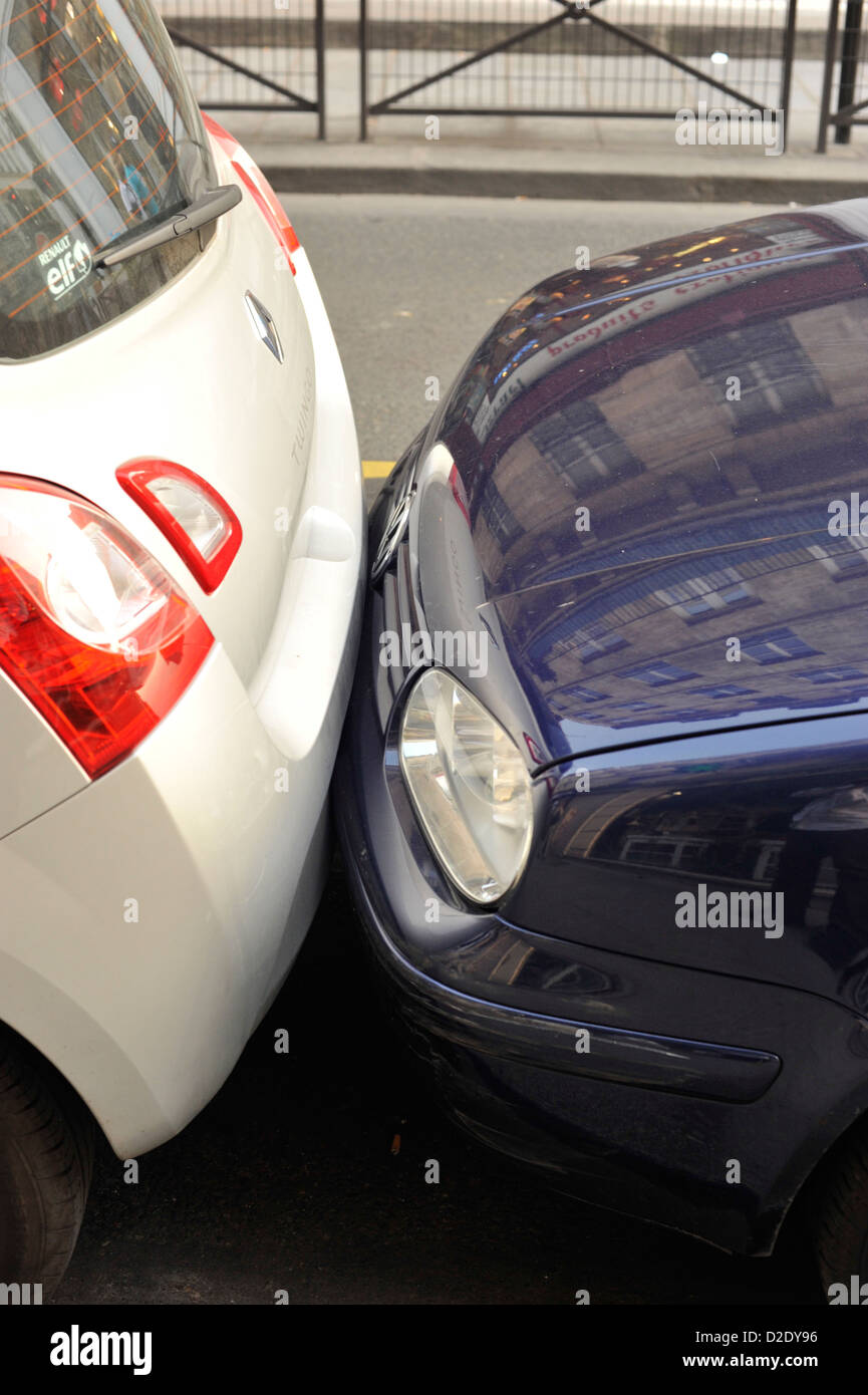 PARIS, FRANÇA - 01 De Dezembro De 2016: Carro Alemão Esperta Bonita De Uma  Empresa De Partilha De Carro Estacionado Na Frente De Uma Casa - Lente Tilt- shift Fotos, retratos, imágenes y