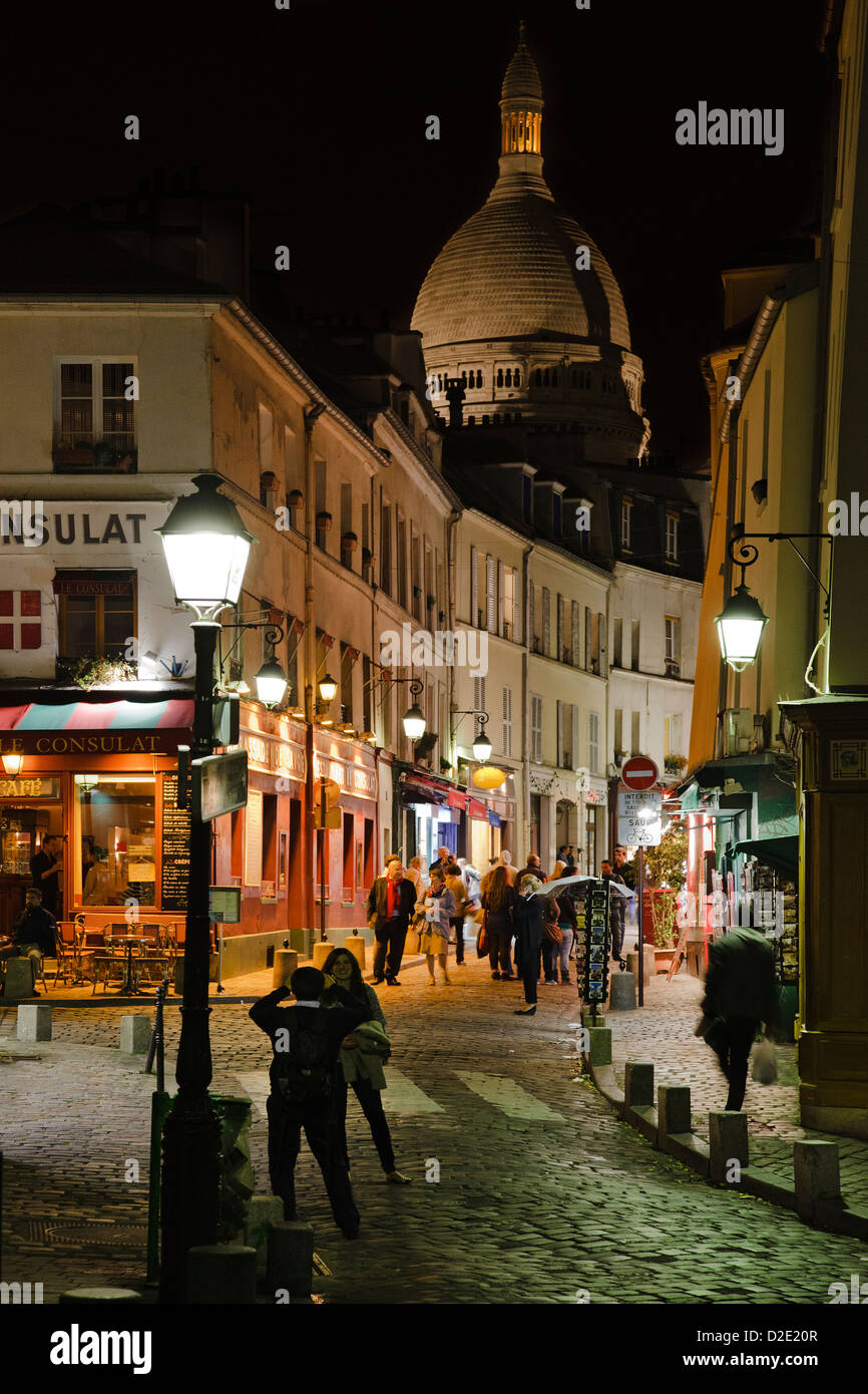 Café Le Consulat and basilica Sacre Coeur in Montmartre at night Stock Photo