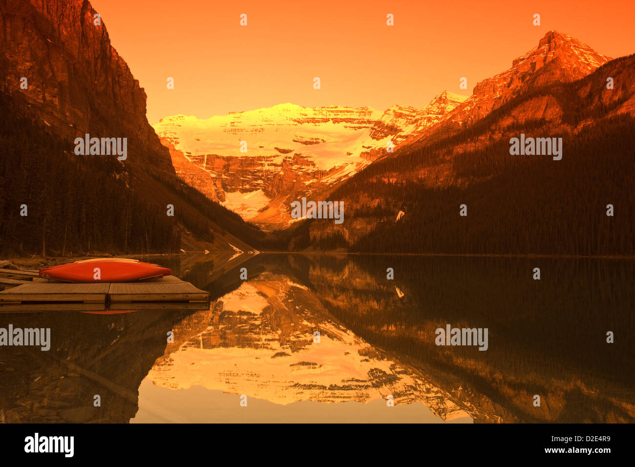 CANOE DOCK LAKE LOUISE VICTORIA GLACIER MOUNT VICTORIA BANFF NATIONAL PARK ALBERTA CANADA Stock Photo