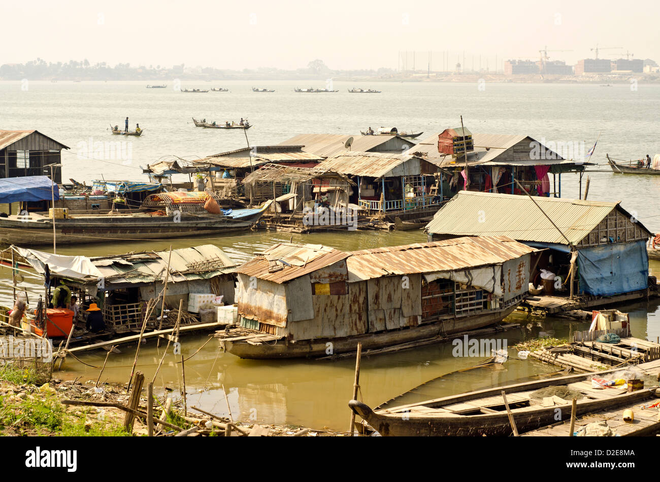 Floating fishermen  village on the Mekong river in Phnom Penh , 500 meters from some of the most expensive city hotels. Stock Photo
