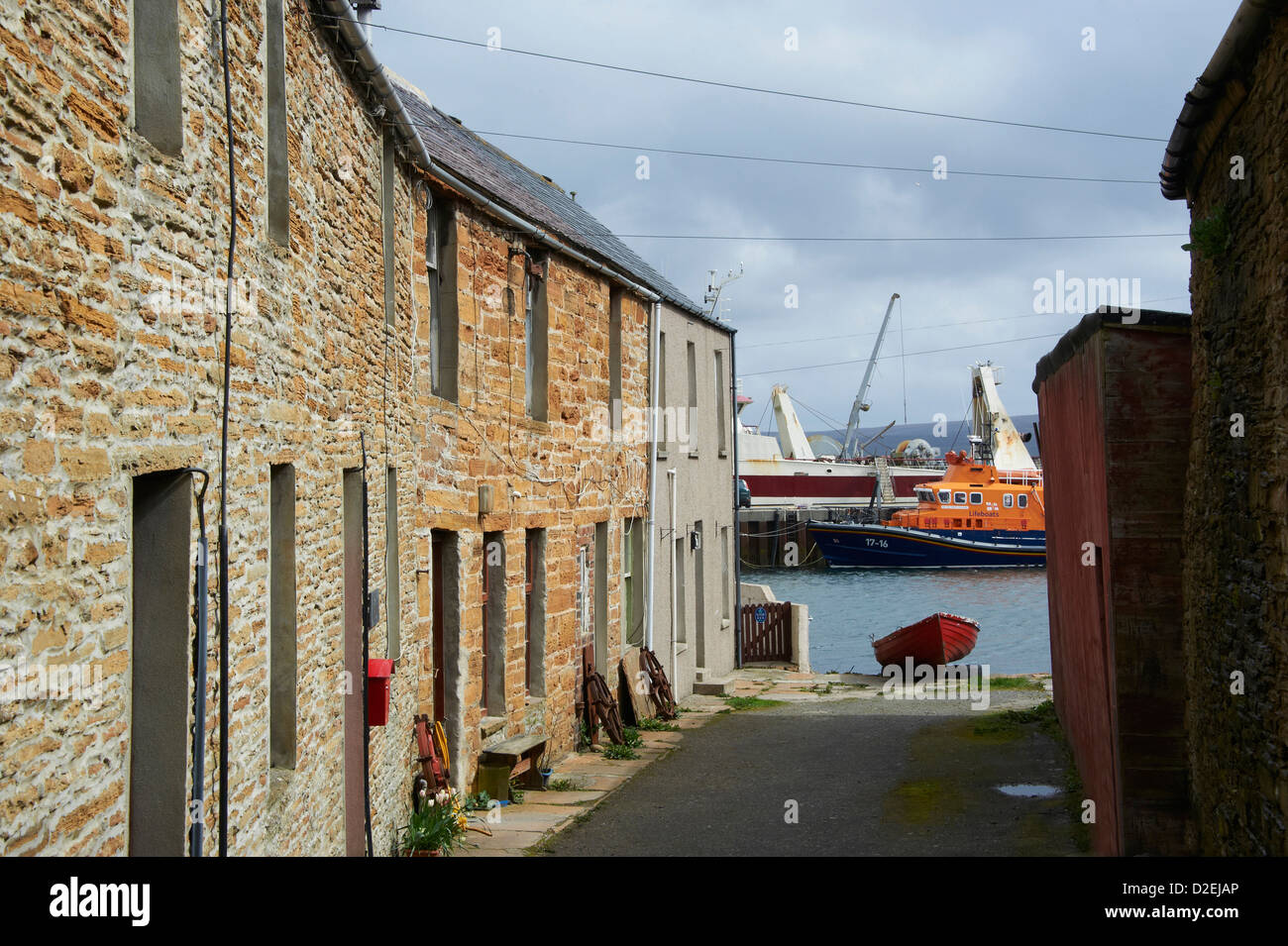 Stromness, Orkney, Northern Scotland. One of the many alleyways from the old main street leading down to the harbourside. Stock Photo