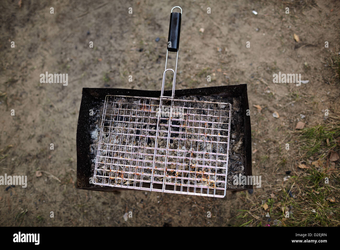 Picnic is over - empty barbecue grill Stock Photo - Alamy