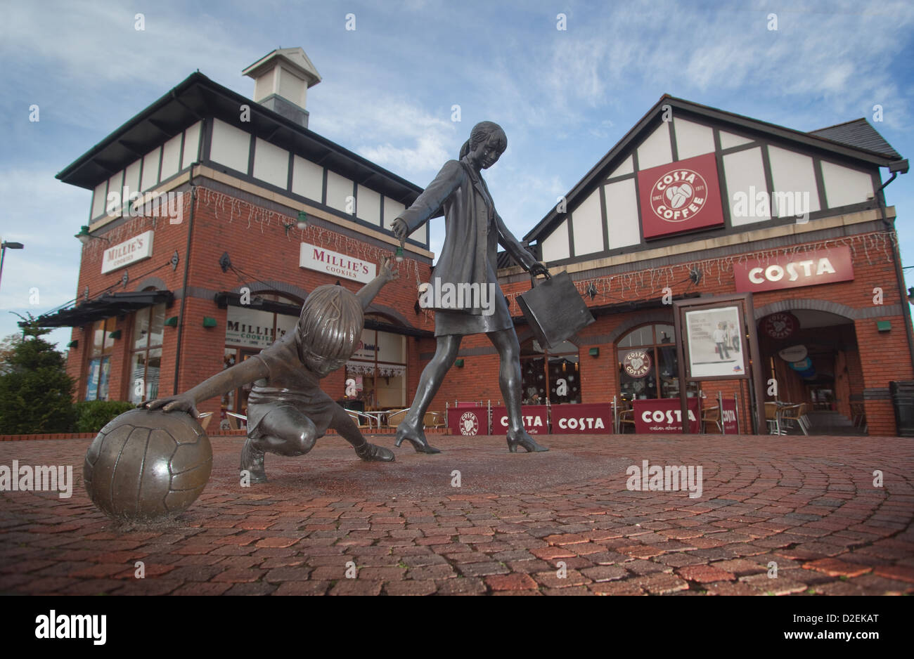 Cheshire Oaks designer outlet mall Ellesmere Port mother and child sculpture by Alan Wilson Stock Photo