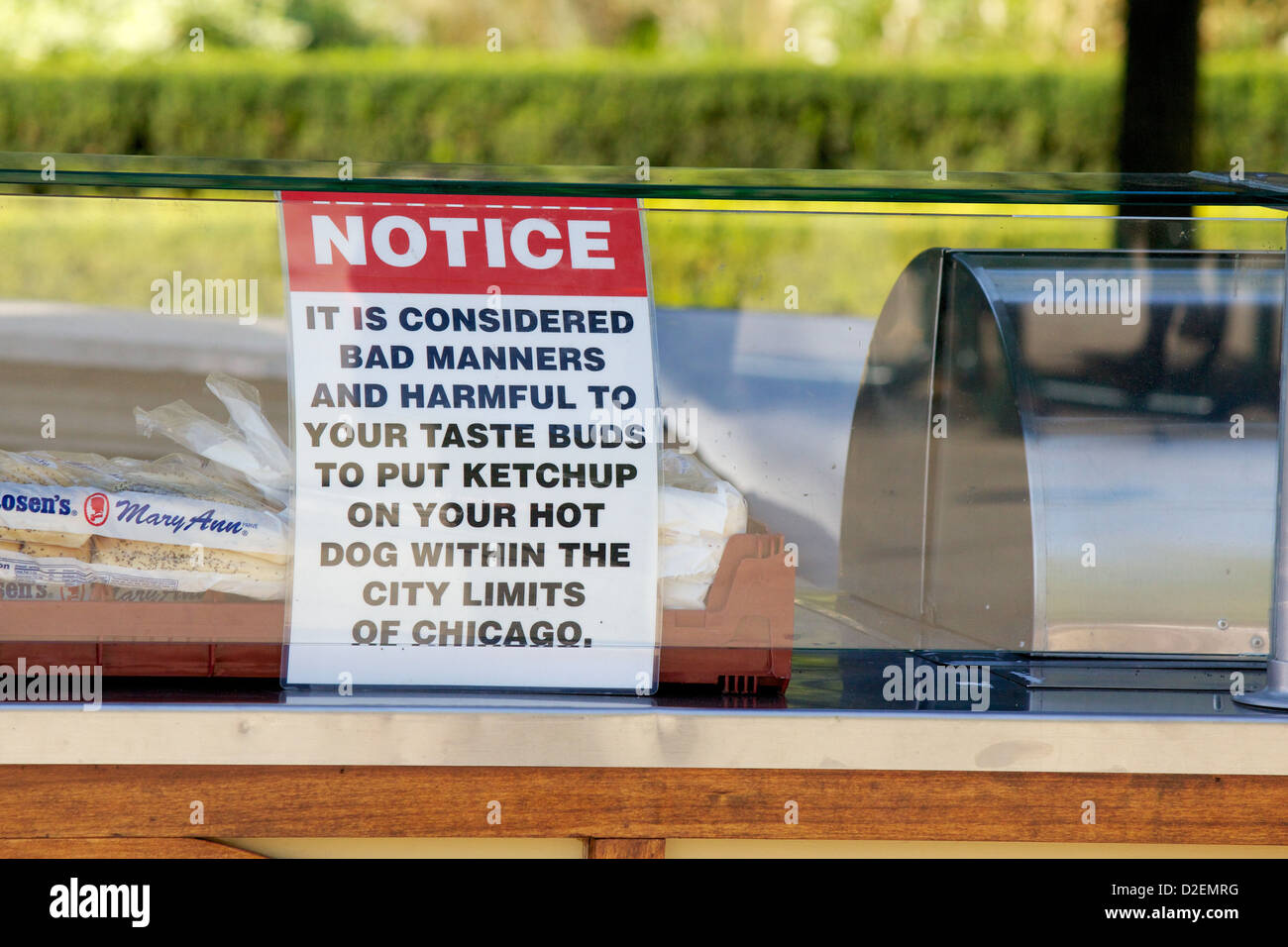 Sign advising against putting ketchup on a hot dog. Millennium Park, Chicago,  Illinois Stock Photo - Alamy