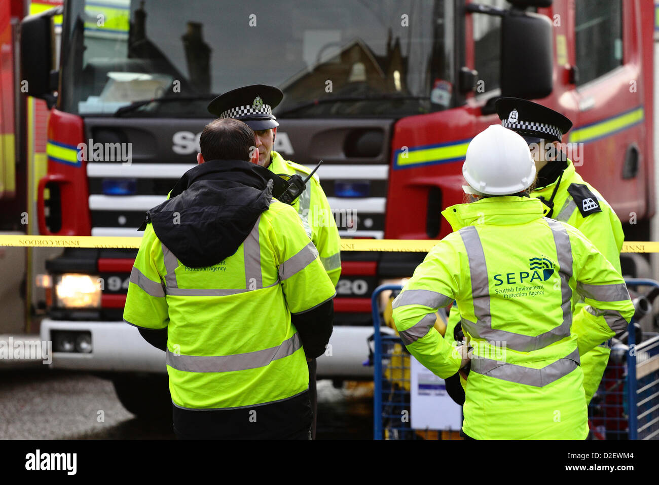 Johnstone, Renfrewshire, Scotland, UK, Tuesday, 22nd January, 2013. Members of staff from the Scottish Environment Protection Agency (SEPA) in discussion with two Policemen on duty at the entrance to the WRC Recycling Plant where a fire caused cancellations, delays and revisions to the train services on the line between Glasgow Central and Ayr Stock Photo
