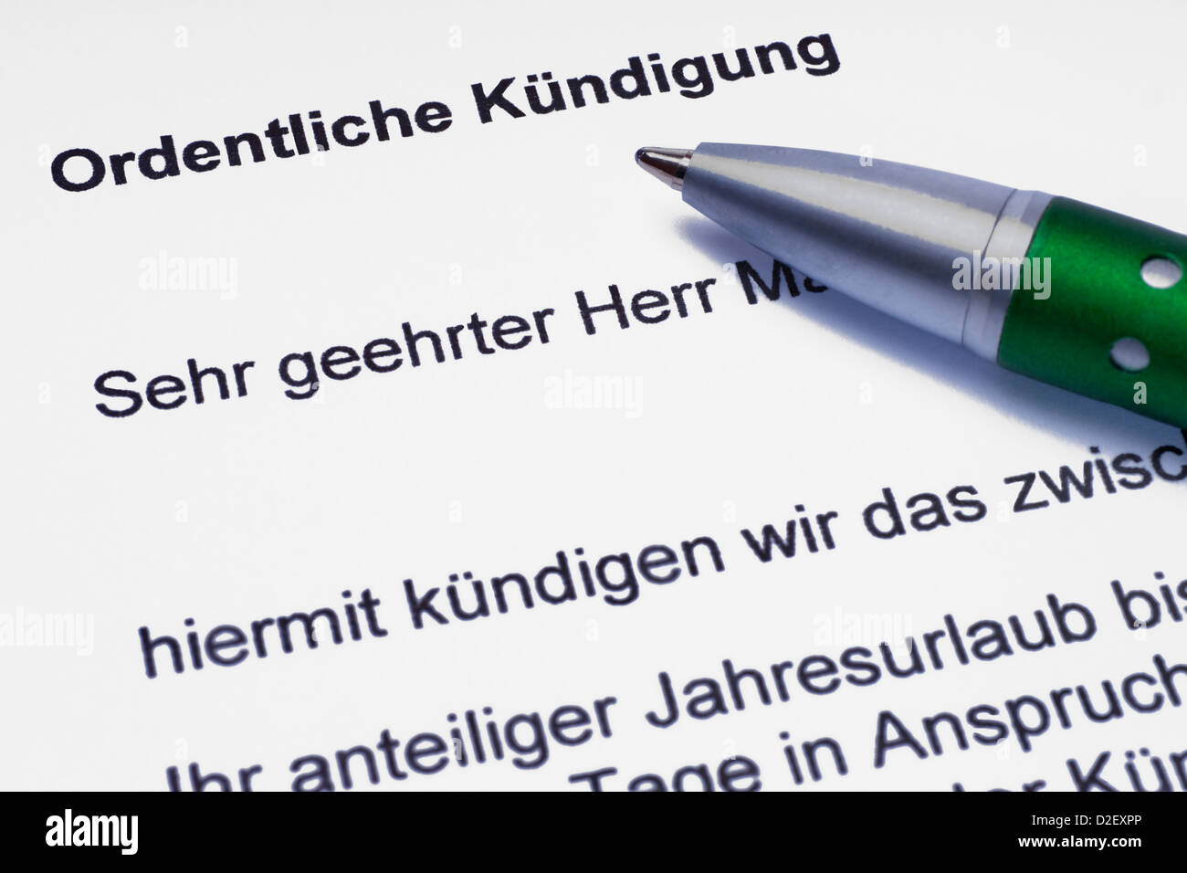ein Brief 'Ordentliche Kündigung', ein Stift liegt dabei | a letter 'ordinary dismissal', a pen is alongside Stock Photo