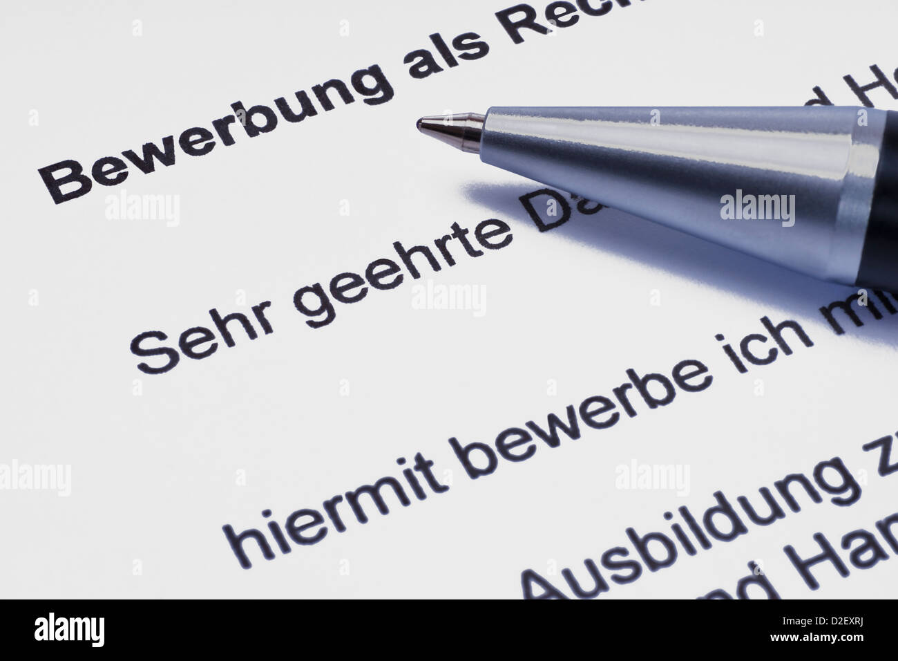 eine Bewerbung, ein Stift liegt dabei | a letter of application, a pen is alongside Stock Photo
